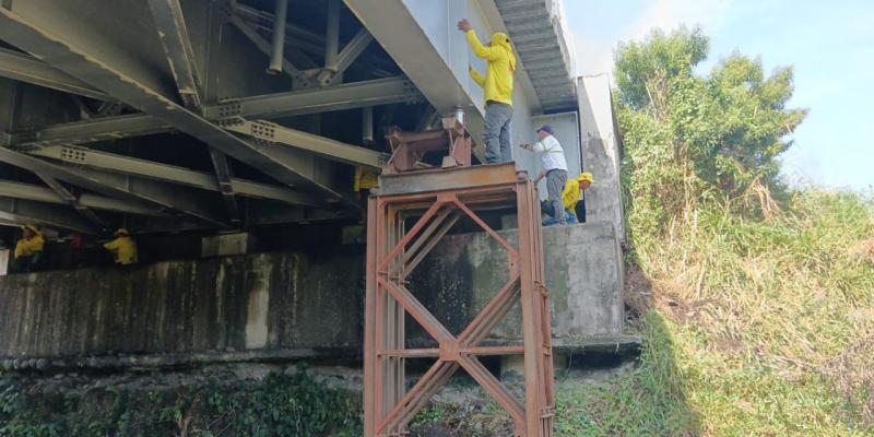 Demolición y mantenimiento asegura paso por puente Mocá 