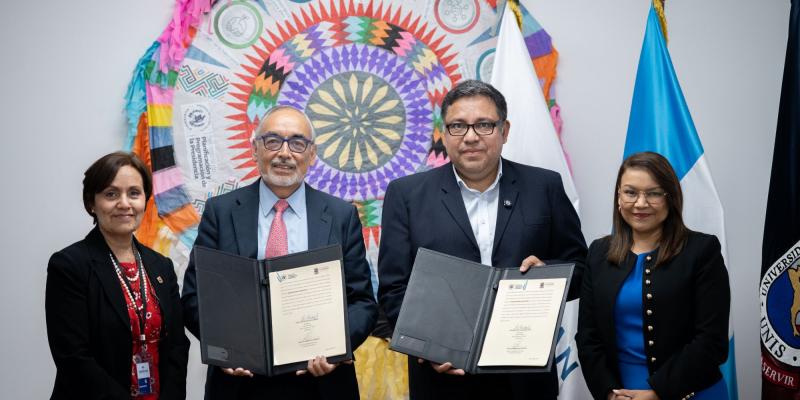El acuerdo fue firmado por Francisco Mejí, rector de la UNIS, y Carlos Mendoza, secretario de Planificación.
