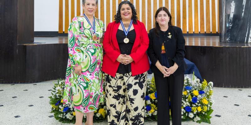 El MCD entregó la Medalla de Honor al Mérito Popol Wuj. 