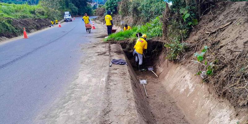 COVIAL recupera drenajes en la ruta entre Parramos y Calderas 