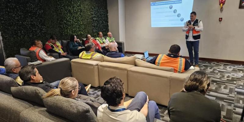Este tipo de encuentros resulta fundamental para el buen desarrollo y funcionamiento del aeropuerto, ya que permite alinear esfuerzos entre los distintos actores que operan en la terminal aérea
