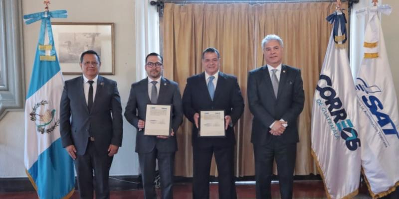 SAT y Correos de Guatemala fortalecen lazos de cooperación con la firma de convenio interinstitucional