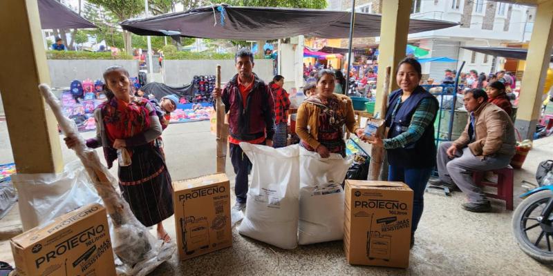 Más familias agricultoras reciben kits productivos 
