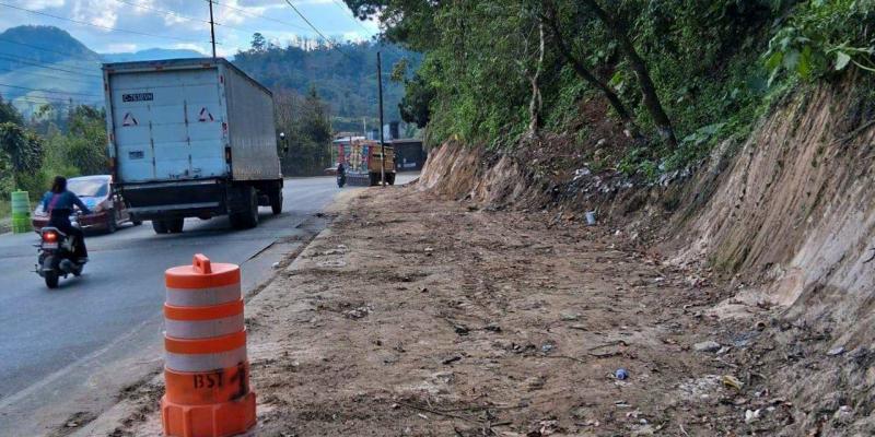 Habilitan paso peatonal y vehicular en la RN-7W de Santa Cruz Verapaz tras atención de emergencia por derrumbes