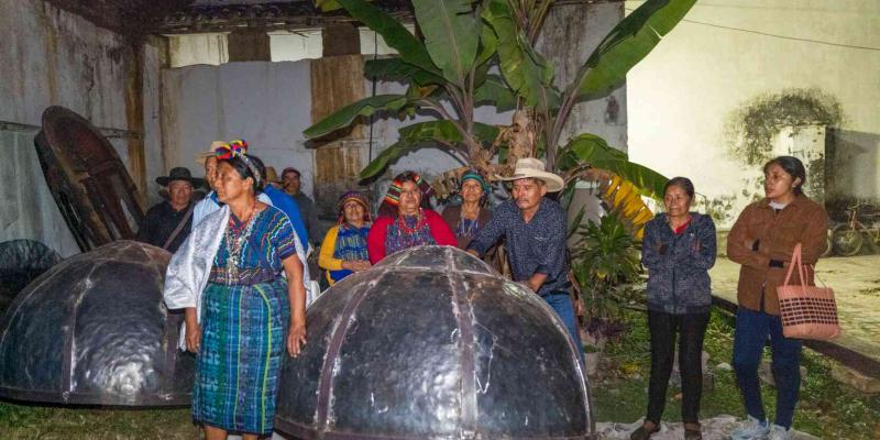 Cofradías de Rabinal reciben peroles para fortalecer la tradición culinaria Achi