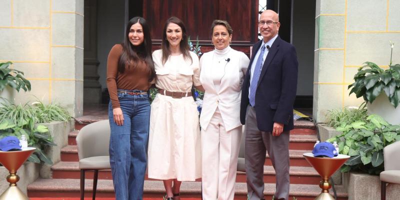 El encuentro reunió a tres mujeres reconocidas. 