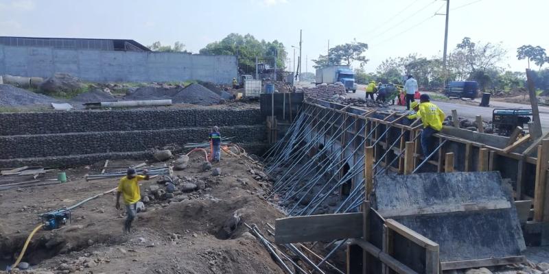 Avanzan trabajos en la CA-2 de Siquinalá para proteger la carretera y evitar daños por lluvias