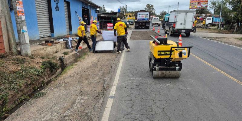 Reparan calles con baches en Santa Cruz del Quiché y mejoran la movilidad diaria