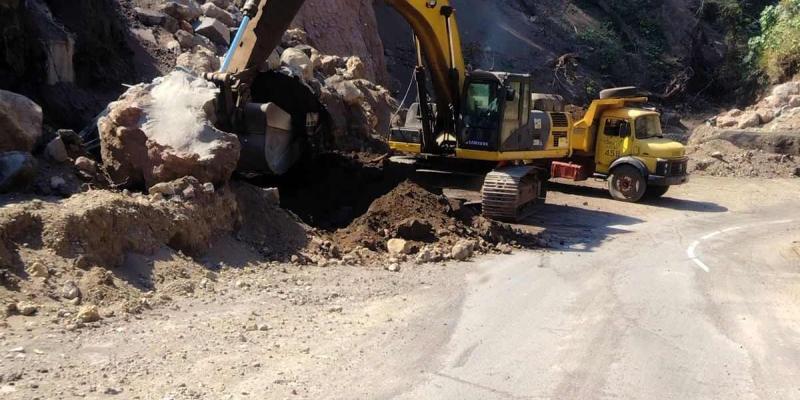 Retomamos los trabajos de limpieza por derrumbe en la ruta Palín–Santa María de Jesús 