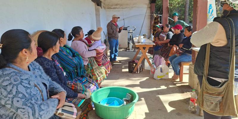 Capacitaciones técnicas fortalecen salud y producción agrícola en aldeas de Cantel
