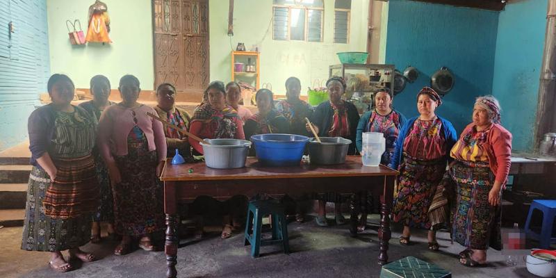 Capacitan a familias de Zunil en productos artesanales y alimentación sana