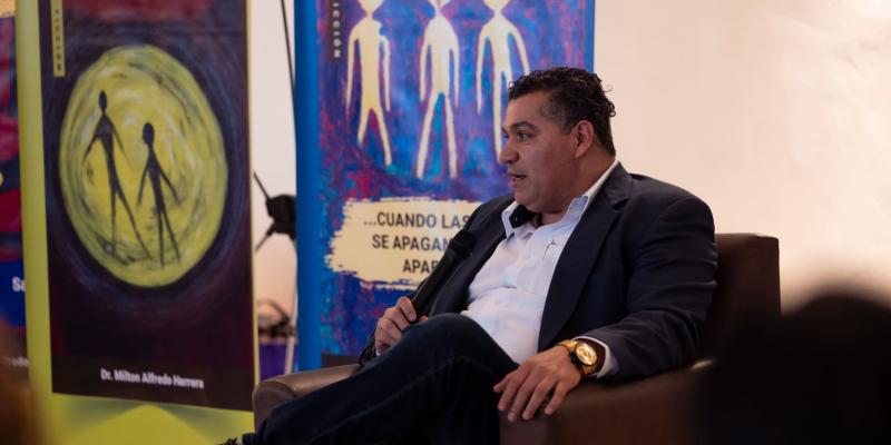 Presentación de la novela «Cuando las luces se apagan, ellos aparecen», del doctor Milton Herrera.