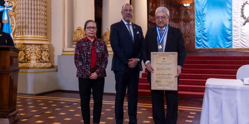 En solemne acto, el escritor Adolfo Méndez Vides recibió el Premio Nacional de Literatura “Miguel Ángel Asturias” 2025 