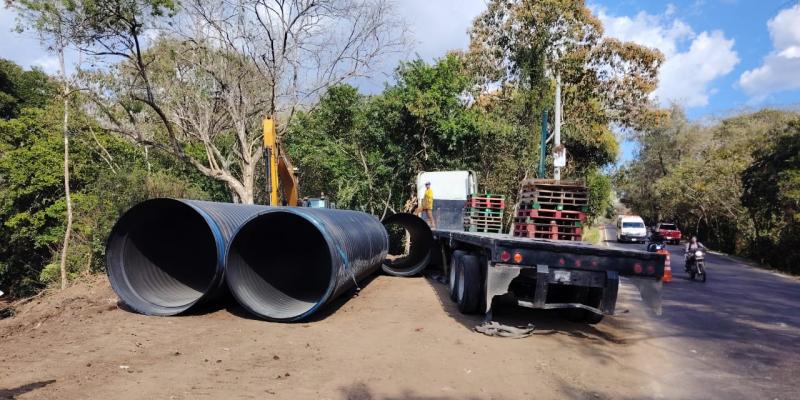 Precaución a quienes transitan entre Cuilapa y Chiquimulilla, donde por trabajos de sustitución de drenajes el paso vehicular será alterno