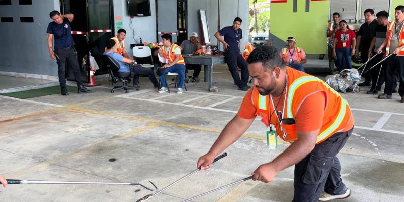 Durante la capacitación también se abordan protocolos de actuación ante situaciones reales que pueden presentarse debido a las características naturales del aeropuerto
