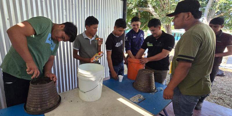 Alumnos aprenden producción de abono orgánico de la lombriz roja