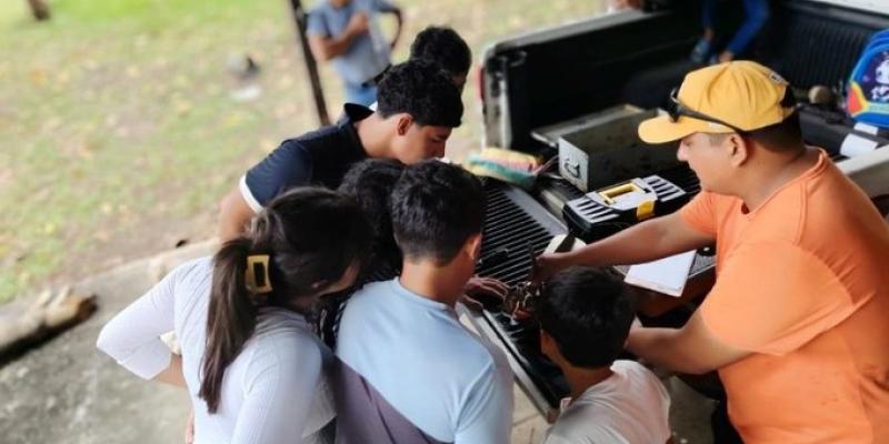 Estudiantes de Ingeniería Forestal del CUDEP reciben capacitación sobre estaciones hidrometeorológicas e aforos hídricos