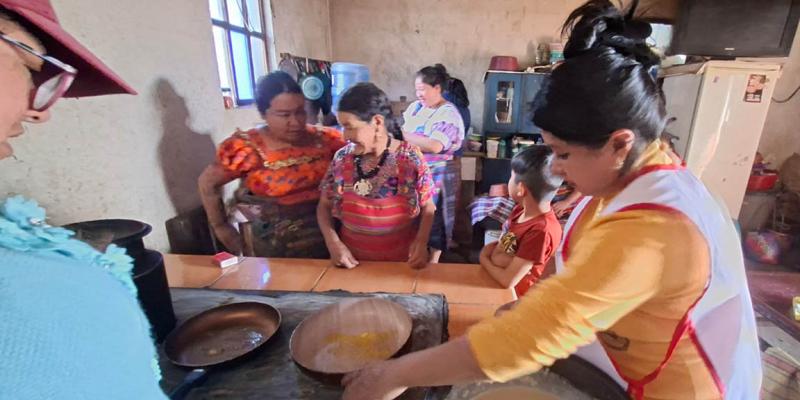 Imparten técnicas de procesamiento de frutos a comunitarias de Cantel 