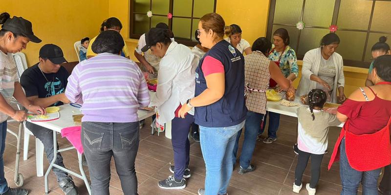 Impulsan la inclusión productiva con taller de conservas en Baja Verapaz