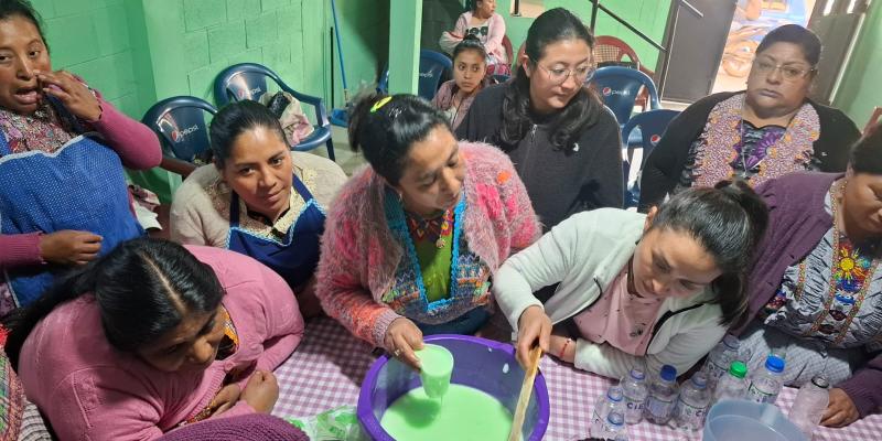 Mujeres de Quetzaltenango impulsan la higiene y el ahorro con insumos artesanales