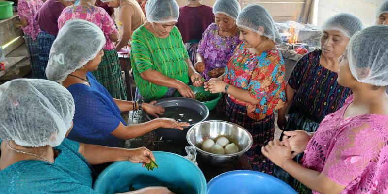Mujeres de Sayaxché aprenden a elaborar embutidos