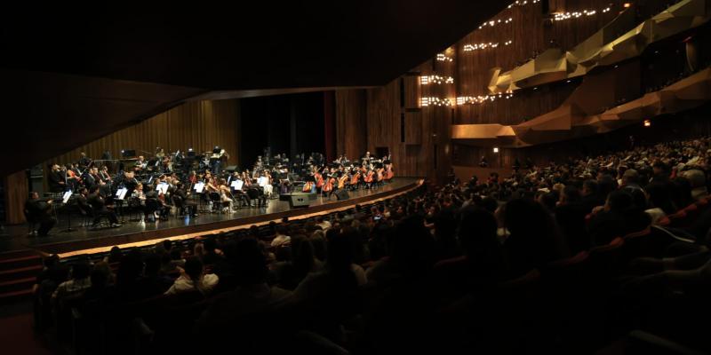 "Amar y querer": Orquesta Sinfónica Nacional acompaña al intérprete Carlos Cuellar en soberbio homenaje a José José. 