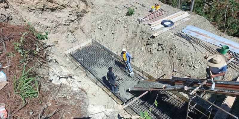 Continúa la construcción de puente provisional en Baja Verapaz 