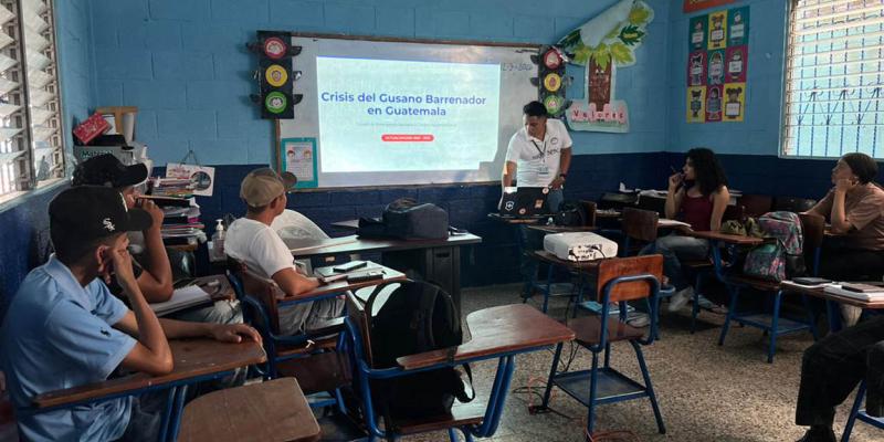 Capacitan a estudiantes jutiapanecos en el control del Gusano Barrenador
