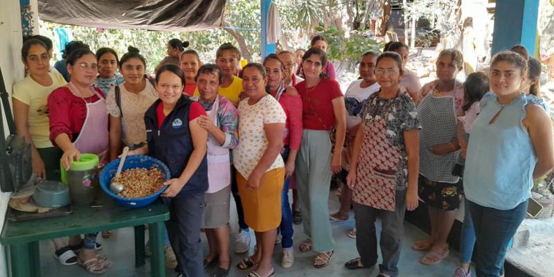 Capacitan a familias de Santa Rosa en la elaboración de conservas y productos nutritivos