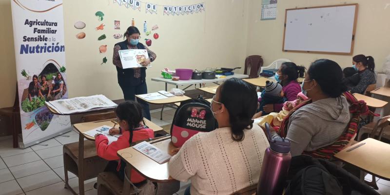 Familias fortalecen la nutrición de sus hijos en el Club de la Nutrición