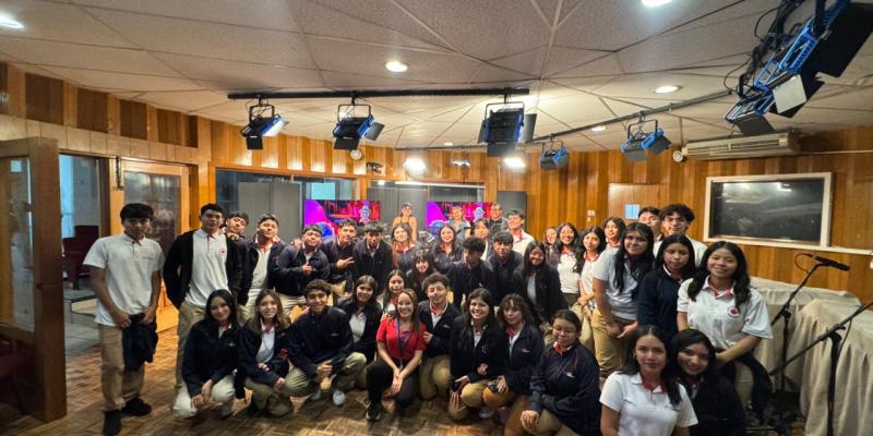 Alumnos del Liceo Canadiense fortalecen su formación con visita académica a Radio TGW