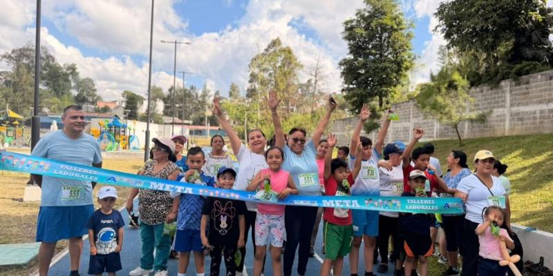 Carrera ASOEDECRI 2026 promueve inclusión y deporte en el Parque de la Paz en Cobán. 