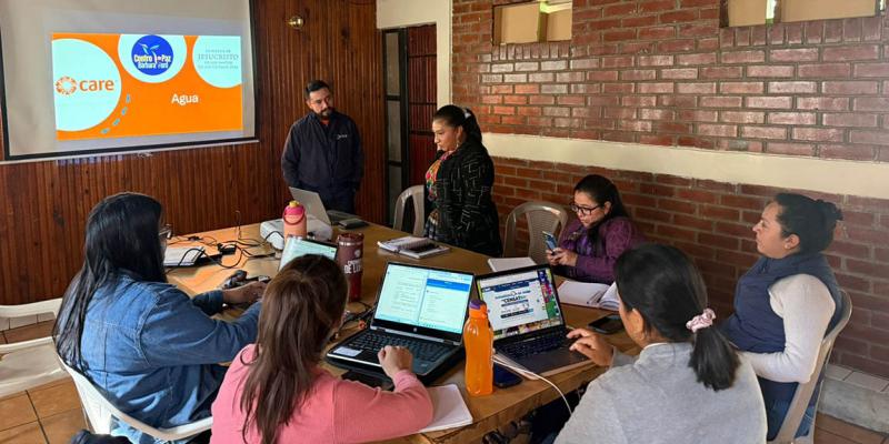 Educadoras de Hogar Rural capacitadas en métodos de purificación de agua