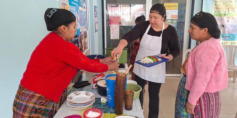 Talleres de higiene y alimentación fortalecen salud materno-infantil en Quetzaltenango 