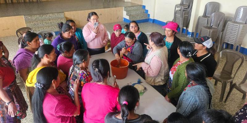 Instruyen a grupos CADER en la elaboración de insumos de higiene