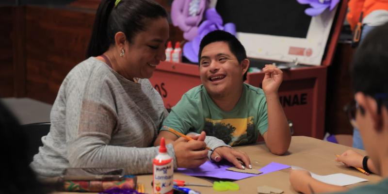 MUNAE realiza taller de elaboración de cucuruchos. 