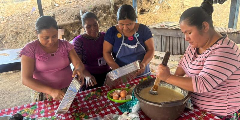 Familias de Baja Verapaz aprenden repostería artesanal y aprovechamiento del huerto