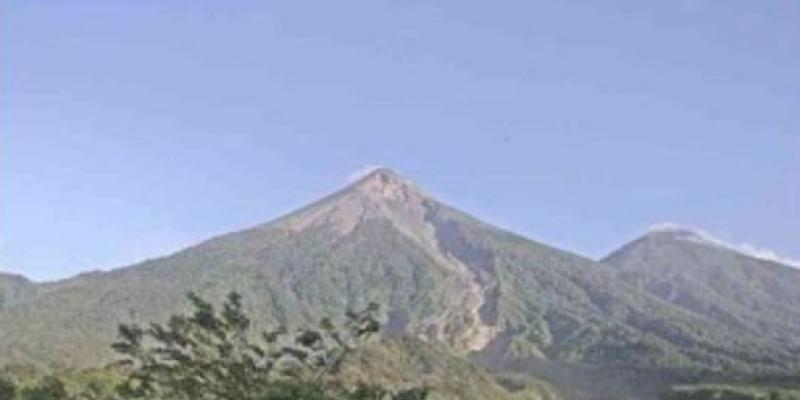 Volcán de Fuego mantiene actividad y material volcánico desciende por sus laderas