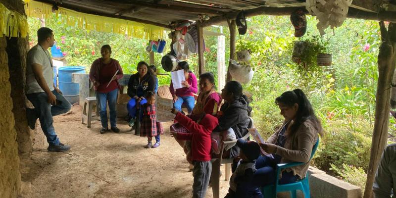 Capacitan a familias de Jalapa en nutrición avícola para fortalecer la crianza de traspatio