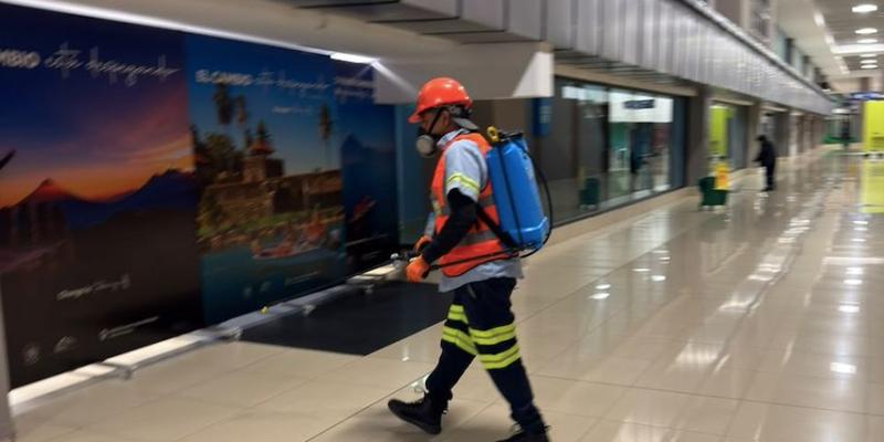 Aeropuerto La Aurora intensifica fumigación para mantener espacios seguros