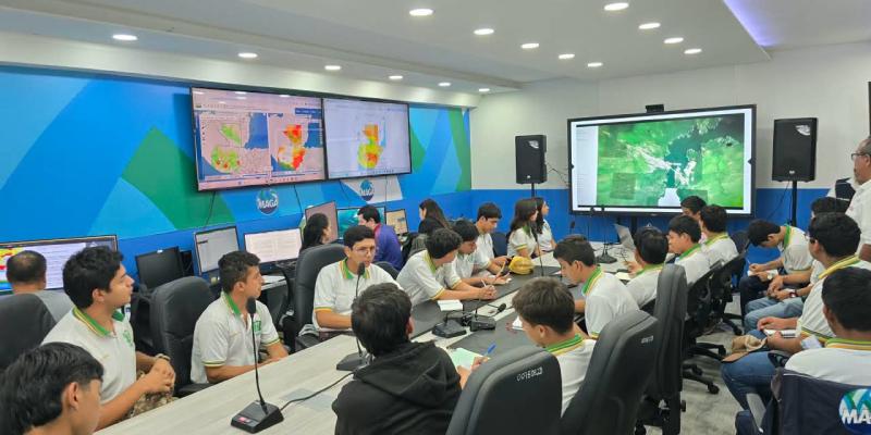 Estudiantes de la ENCA aprenden la gestión de información geográfica y de suelos en el MAGA