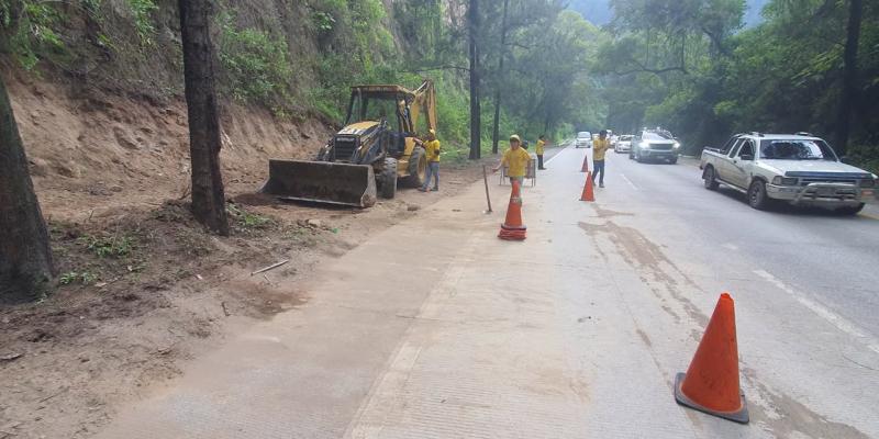 Retiran derrumbes en ruta Santa Lucía Milpas Altas-Antigua Guatemala 