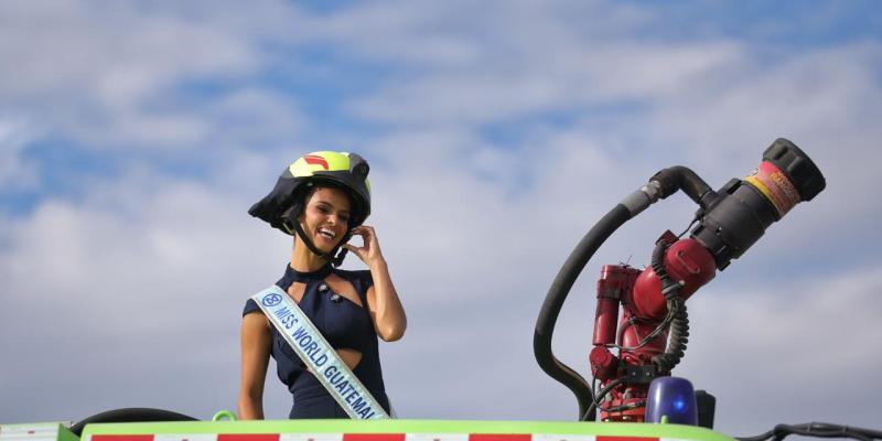 Miss World Guatemala conoce el trabajo de los bomberos del AILA