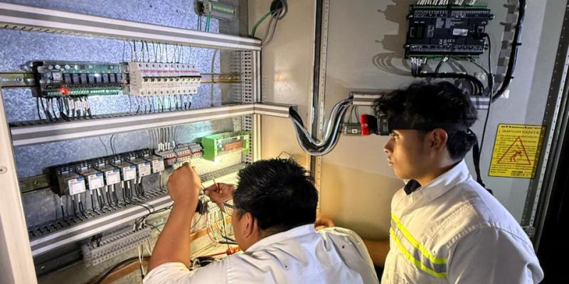Personal del AILA fortalece conocimientos en electricidad con apoyo de Intecap