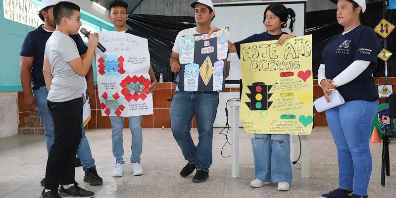 Jóvenes Servidores Cívicos enseñan seguridad vial a niños de El Progreso
