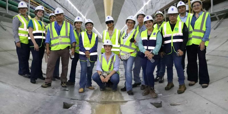 Equipo técnico de la SEGEPLAN) durante una visita de trabajo al metro de Panamá.