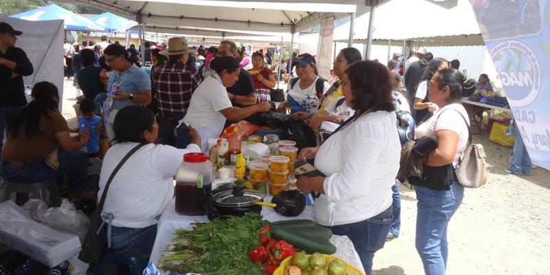 Impulsan el comercio y la economía local en Feria del Agricultor de Huehuetenango