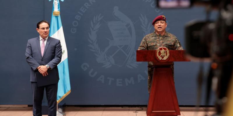 Ministro de Gobernación Marco Antonio Villeda y Ministro de la Defensa, Henry Saenz