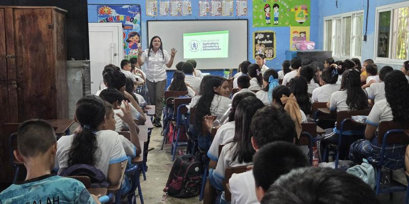 Promueven la agricultura sostenible y plantas medicinales con estudiantes de Izabal