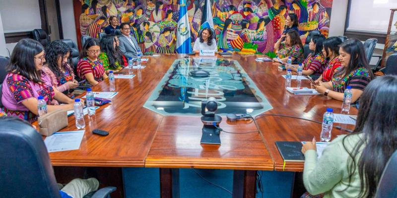 Mujeres de Asociación Ixsu’m Jasmin visitan Ministerio de Trabajo